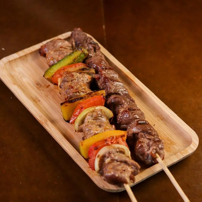 Espetinhos de carne e legumes coloridos