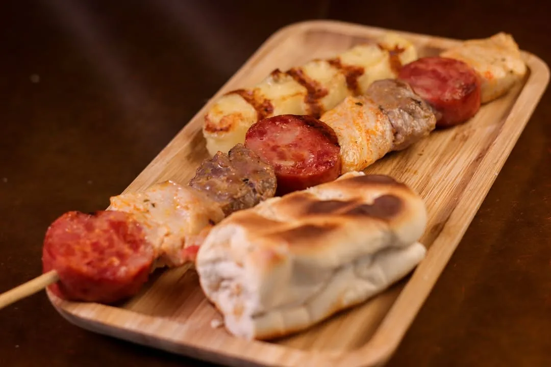 Espetinhos mistos com pão de alho