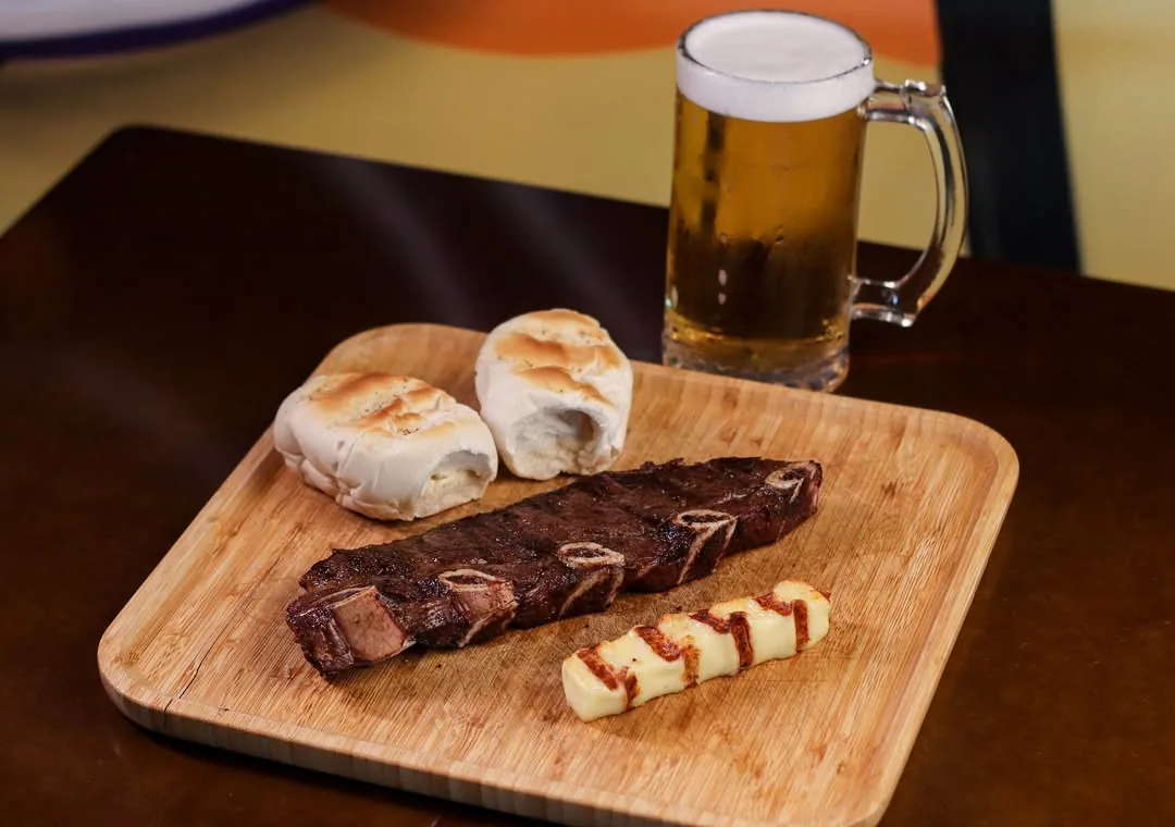 Hambúrguer duplo com queijo coalho espetado